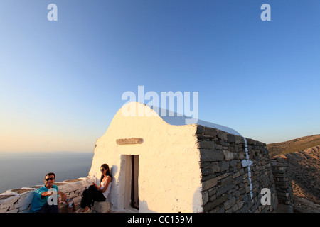 Griechenland-Kykladen-Inseln Sikinos Menschen genießen Sie den Blick von der kleinen Kapelle von ag-marina Stockfoto