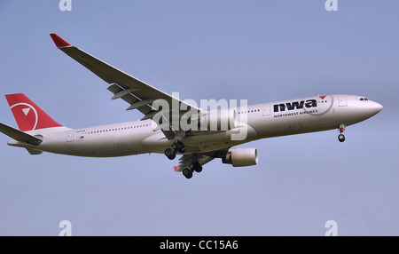 Northwest Airlines Airbus A330-300 (N805NW) landet auf dem Flughafen London-Gatwick, England. Stockfoto