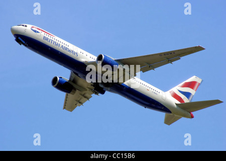 British Airways Boeing 767-300 (G-BNWX) startet vom Flughafen London Heathrow, England. Stockfoto