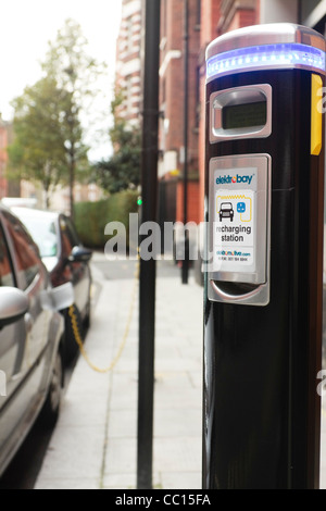 Eine Nahaufnahme eines Elektroautos, Ladestation, London, UK Stockfoto