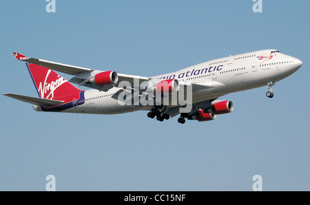 Virgin Atlantic Airways Boeing 747-400 (G-VBIG, "Tinker Belle") Landung am Flughafen London Heathrow. Stockfoto