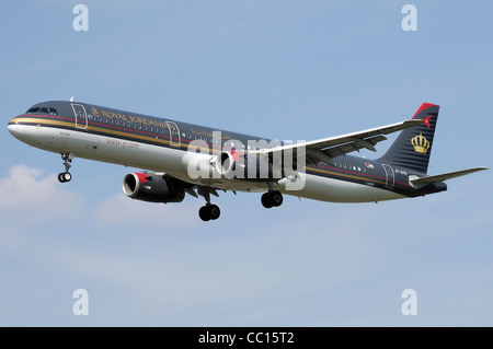 Royal Jordanian Airbus A321-200 (JY-AYG) landet auf dem Flughafen London Heathrow. Stockfoto