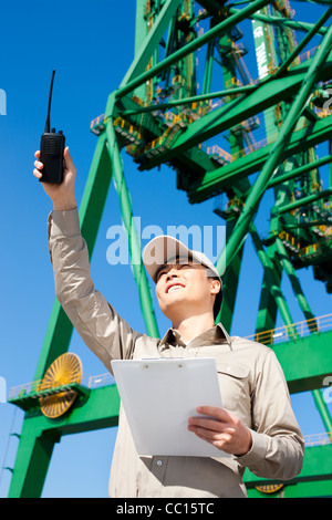 Männliche Versand Industrie Arbeiter mit walkie-talkie Stockfoto