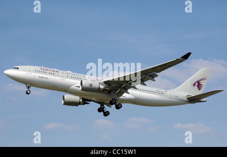 Qatar Airways Airbus A330-200 (A7-ACF) landet am Flughafen London Heathrow. Stockfoto