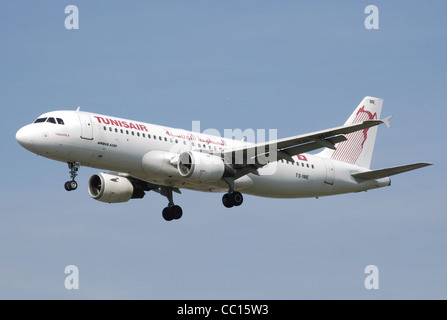 Tunisair Airbus A320-200 (TS-IME) landet am Flughafen London Heathrow. Stockfoto