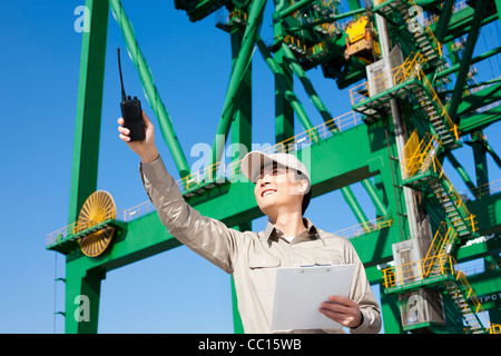 Männliche Versand Industrie Arbeiter mit walkie-talkie Stockfoto