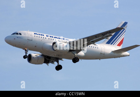 Air France Airbus A318-100 (F-GUGA) landet auf dem Flughafen London Heathrow. Stockfoto