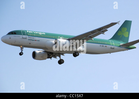 n Aer Lingus Airbus A320-200 (EI-DEI) landet auf dem Flughafen Heathrow, London Stockfoto