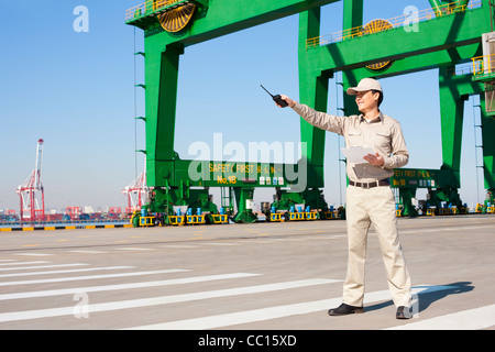 Männliche Versand Industrie Arbeiter mit walkie-talkie Stockfoto