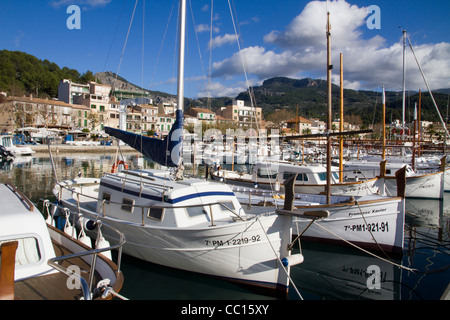 Typische Boote vertäut im Hafen Puerto Soller, Serra de Tramuntana Mallorca Mallorca Balearen Spanien Stockfoto