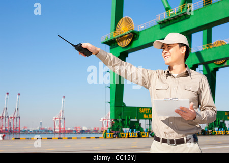 Männliche Versand Industrie Arbeiter mit walkie-talkie Stockfoto