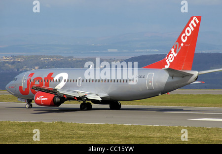 Jet2.com Boeing 737-300 (G-CELG) Rollen nach der Landung am Flughafen Bristol, Bristol, England. Stockfoto