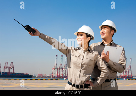 Versand Industriearbeiter zeigen mit walkie-talkie Stockfoto