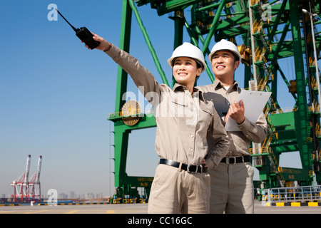 Versand Industriearbeiter zeigen mit walkie-talkie Stockfoto