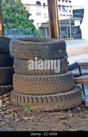 Haufen Sie Alter Reifen. Reifen verwendet. Autos, Lastwagen. Stockfoto