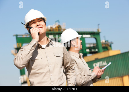 Männliche Versand Industriearbeiter zu arbeiten Stockfoto