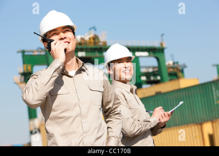 Männliche Versand Industriearbeiter zu arbeiten Stockfoto