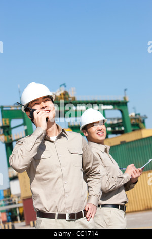 Männliche Versand Industriearbeiter zu arbeiten Stockfoto