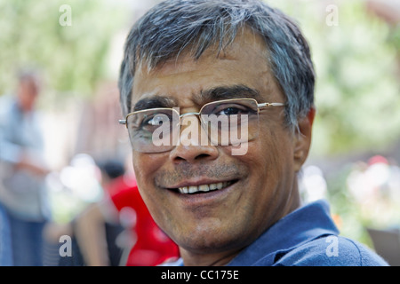 Horizontale Gesicht geschossen des mittleren Alters, grauen Haaren asiatischen Gentleman mit gold umrandeten Brille Stockfoto