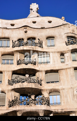 Barcelona, Spanien. La Pedrera oder Casa Mila (Antoni Gaudi: 1905-10) am Passeig de Gracia. Außen Stockfoto