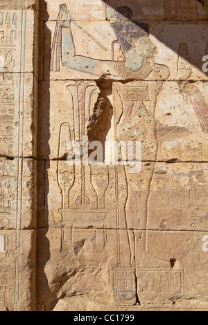 Vertikale Schuss von Gott Min im Hibis Tempel, die alte Hauptstadt von Kharga Oase, westliche Wüste Ägyptens Stockfoto