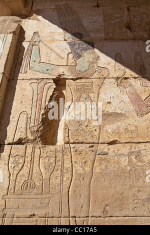 Vertikale Schuss von Gott Min im Hibis Tempel, die alte Hauptstadt von Kharga Oase, westliche Wüste Ägyptens Stockfoto