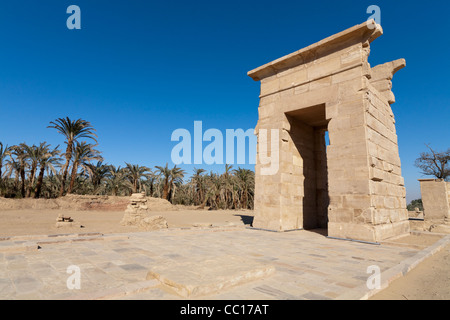 Blick auf den Hibis Tempel, Palmengärten, inmitten der alten Hauptstadt von Kharga Oase, westliche Wüste Ägyptens Stockfoto