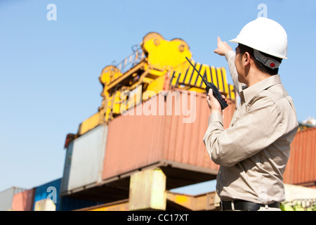 Versand Industrie Arbeiter Regie Krane mit seinem walkie-talkie Stockfoto