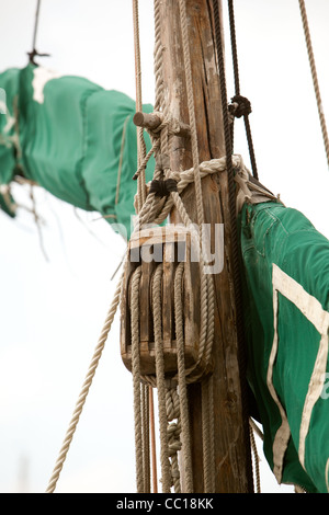 alten Vintage erhaltenen hölzernen Fischerboot Hafen Toulon Frankreich Stockfoto