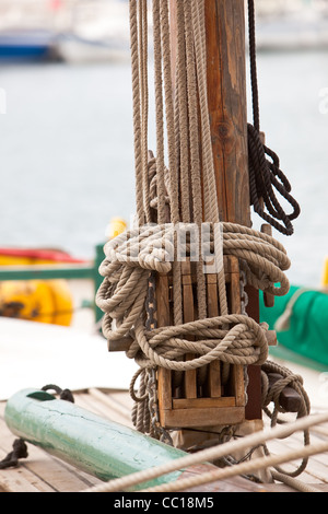 alten Vintage erhaltenen hölzernen Fischerboot Hafen Toulon Frankreich Stockfoto