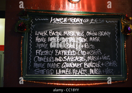 Speisekarte auf einer Tafel an der Warren Holz Kneipe, Buckhurst Hill, Essex, England Stockfoto