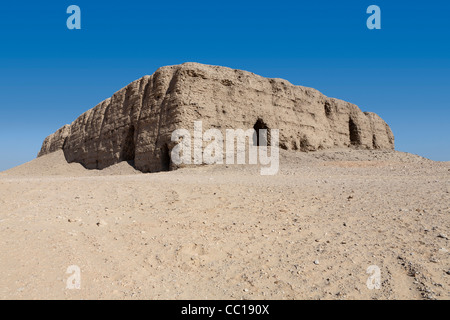 Distanz-Schuss von Mud Brick Mastaba in Beit Khallaf, nördlich von Abydos, Mittelägypten Stockfoto