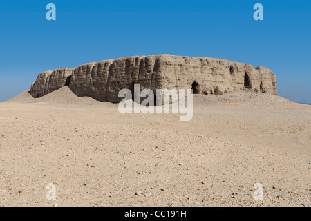 Distanz-Schuss von Mud Brick Mastaba in Beit Khallaf, nördlich von Abydos, Mittelägypten Stockfoto