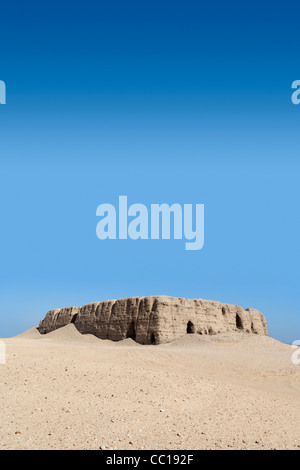 vertikal gedreht Ferngespräche, meist Himmel von Mud Brick Mastaba in Beit Khallaf, nördlich von Abydos, Mittelägypten Stockfoto