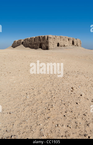 Vertikale Langstrecken Schuss von Mud Brick Mastaba in Beit Khallaf, nördlich von Abydos, Mittelägypten Stockfoto