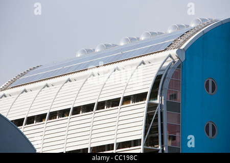 Das Devonshire-Gebäude an der Universität Newcastle ist ein Green building mit Sonnenkollektoren, Wasser-recycling und Wärmepumpen, Stockfoto