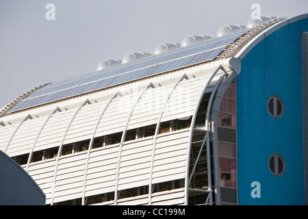Das Devonshire-Gebäude an der Universität Newcastle ist ein Green building mit Sonnenkollektoren, Wasser-recycling und Wärmepumpen, Stockfoto