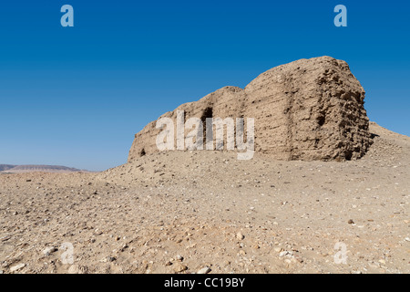 Distanz-Schuss von Mud Brick Mastaba in Beit Khallaf, nördlich von Abydos, Mittelägypten Stockfoto