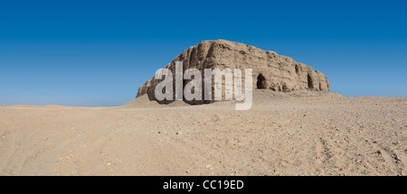 Langdistanz Panoramaaufnahme der Mud Brick Mastaba in Beit Khallaf, nördlich von Abydos, Mittelägypten Stockfoto