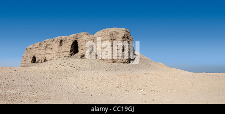 Langdistanz Panoramaaufnahme der Mud Brick Mastaba in Beit Khallaf, nördlich von Abydos, Mittelägypten Stockfoto