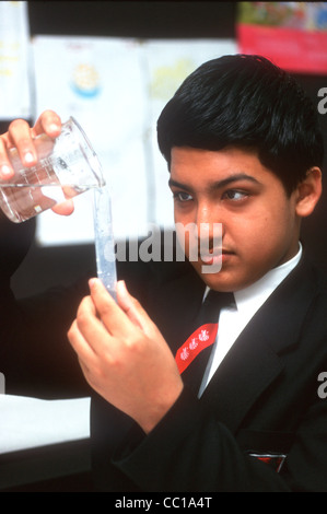 Ethnische Schüler Unternehmen Experiment in der Science-Lab, Heide-Schule, Hounslow, Middlesex, Großbritannien. Stockfoto