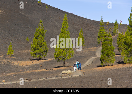 Die Samara Vulkan Wanderwege, Ansatz auf den Teide, Teneriffa. Wanderer auf dem markierten Weg. Stockfoto