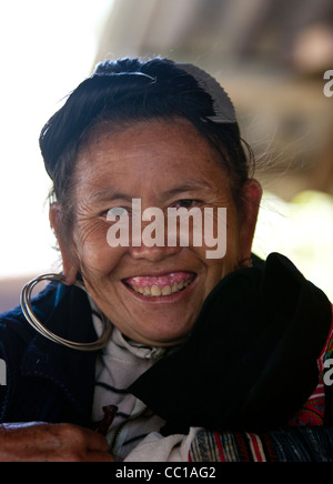 Eine Frau trägt die Tracht des Stammes schwarze h ' Mong Hügel in der Nähe von Sapa, Viet Nam Stockfoto