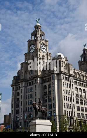 Statue von König Edward VII in Fornt des Leber-Gebäudes in Liverpool, England. Stockfoto