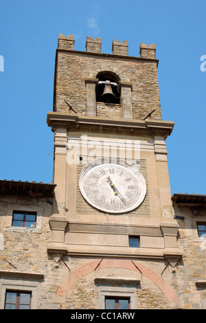 Detail des 13. Jahrhunderts Glockenturm des Rathauses von Cortona in der Provinz Arezzo, Toskana, Italien. Stockfoto