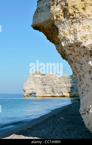 Berühmte Klippen von Etretat und Arche "Le Chaudron", "d'Amont" Gemeinde im Département Seine-Maritime in der Haute-Normandie Stockfoto