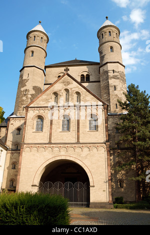 Kirche von St. Pantaleon in Köln ist die älteste der 12 Romasque Kirchen in der Stadt. Stockfoto