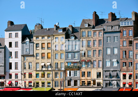 Typische Fassaden auf den Hafen von Honfleur, Gemeinde im Département Calvados im Nordwesten Frankreichs Stockfoto