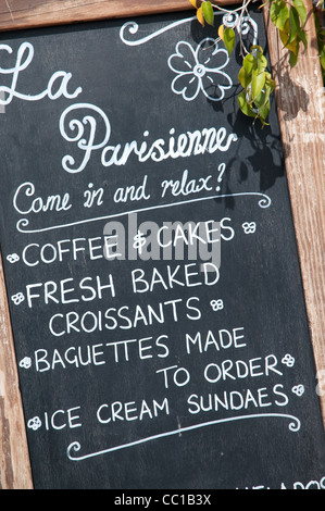 Café-Schild mit Menü handschriftlich mit Kreide auf eine Kreide/schwarze Brett in englischer Sprache verfasst Stockfoto