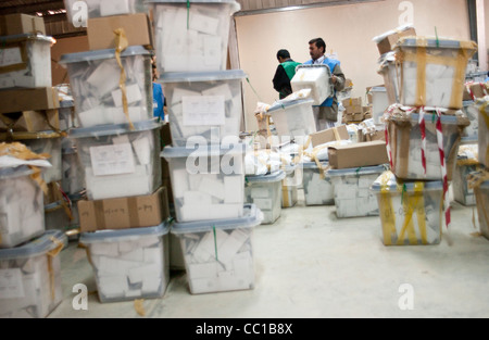 Vereinten Nationen Mitarbeiter sortieren Wahl Stimmzettel in einem Lagerhaus in Kabul, Afghanistan Stockfoto